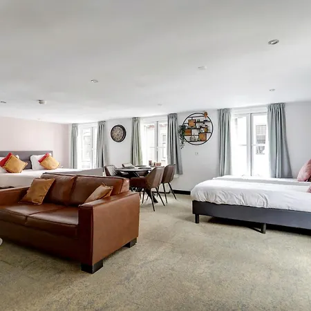 Hotel Buren فندق