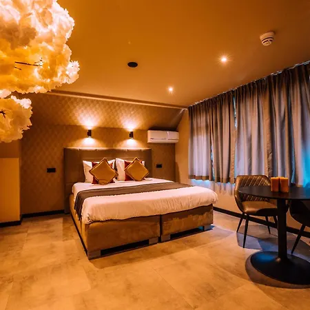Hotel Buren فندق