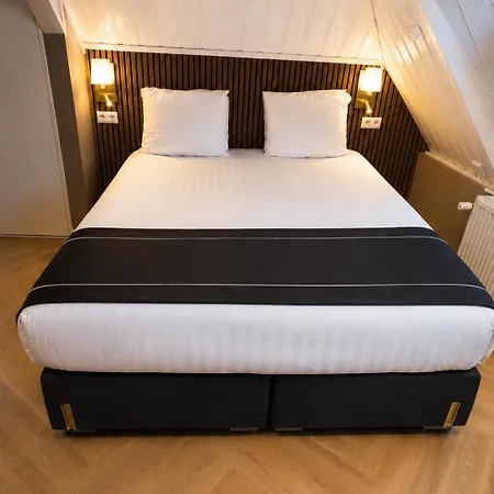 Hotel Buren فندق *