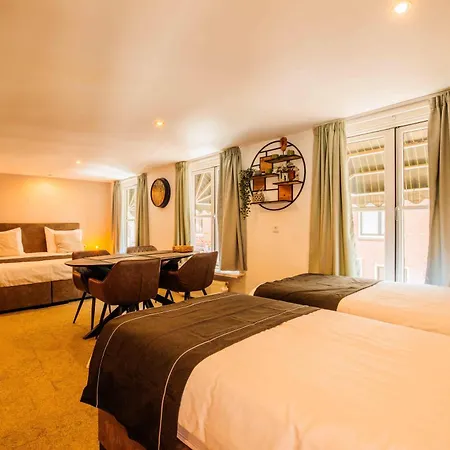 Hotel Buren فندق